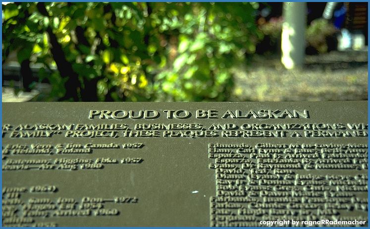 Alaska Bild: Plaquette vor dem Fairbanks Visitor Center